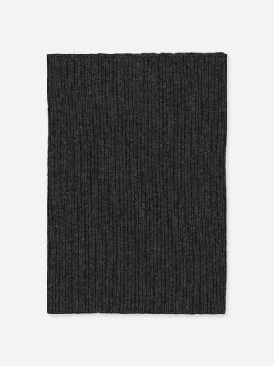 Ribbed loose snood made in anthracite regenerated cashmere